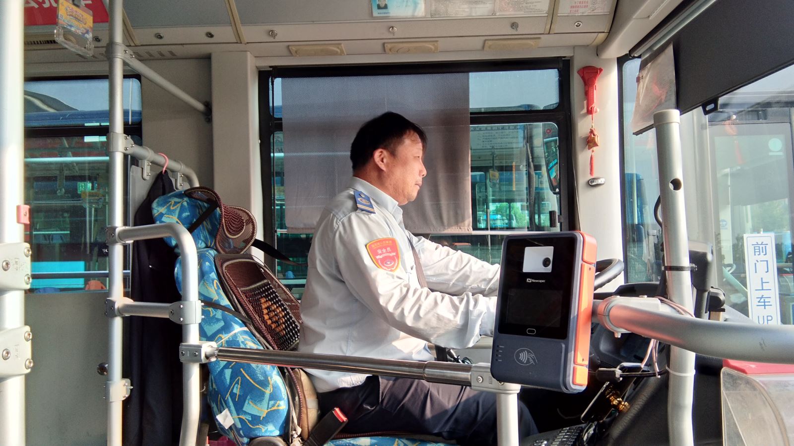 公交集团公交事业一部18路驾驶员杜徐峰及时送还钱包获称赞